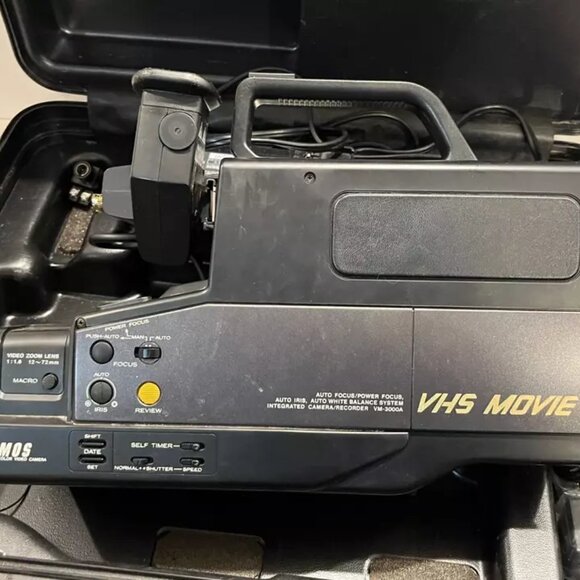 Hitachi Camcorder VHS VM-3000A with Case Charger Cords, Untested - Picture 4 of 11